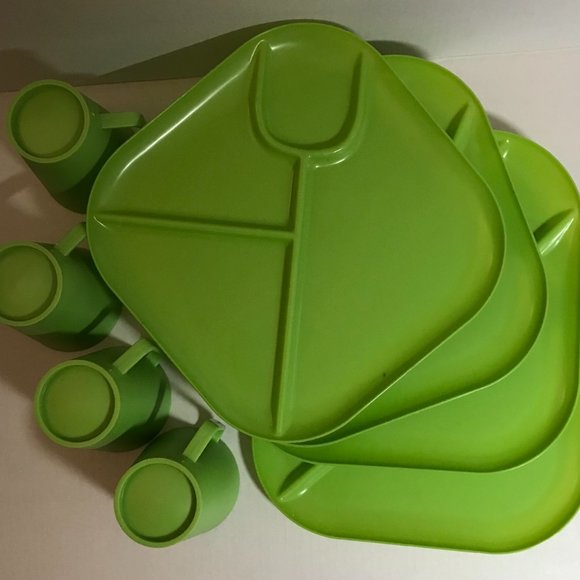 Set of 4 (8 pcs) green HARD PLASTIC divided plates & cups - Picture 1 of 5